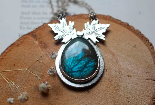 Feuilles de glace, collier froid nordique en argent et labradorite