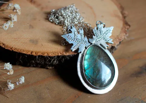 Feuilles de glace, collier froid nordique en argent et labradorite