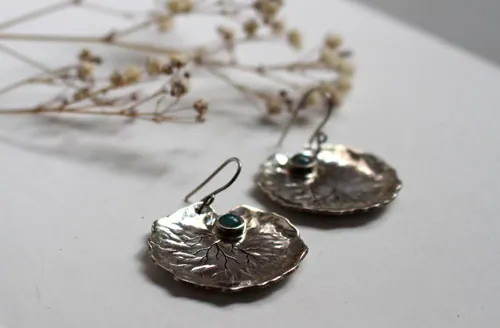 Feuilles de nénuphar, boucles d’oreilles résilience et transformation en argent et calcédoine