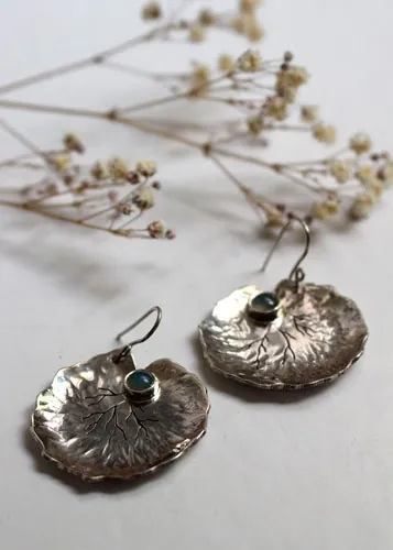 Feuilles de nénuphar, boucles d’oreilles résilience et transformation en argent et calcédoine