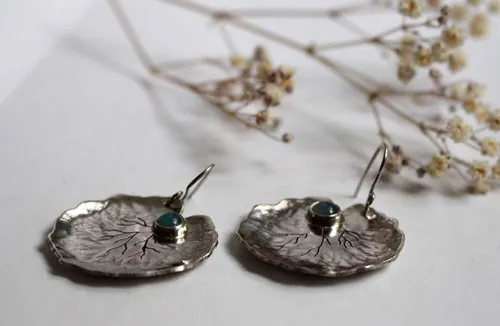 Feuilles de nénuphar, boucles d’oreilles résilience et transformation en argent et calcédoine