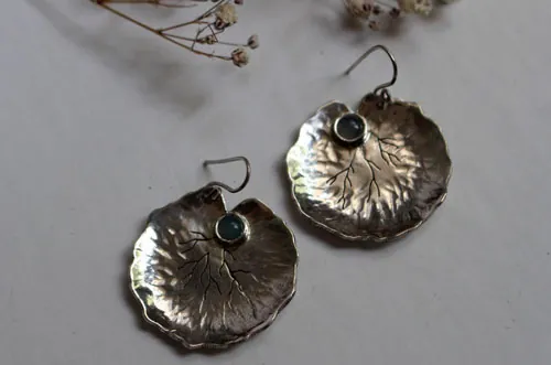 Feuilles de nénuphar, boucles d’oreilles résilience et transformation en argent et calcédoine