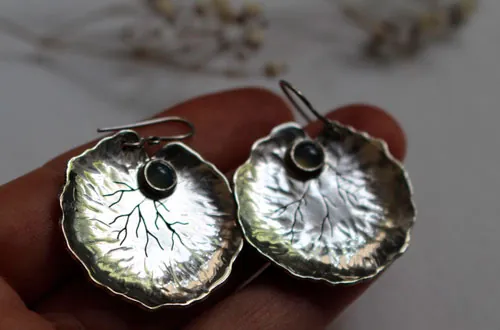 Feuilles de nénuphar, boucles d’oreilles résilience et transformation en argent et calcédoine