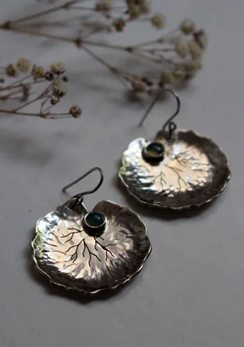 Feuilles de nénuphar, boucles d’oreilles résilience et transformation en argent et calcédoine