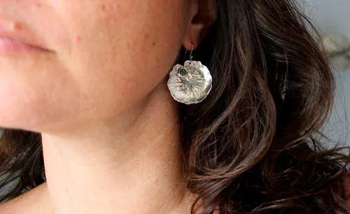 Feuilles de nénuphar, boucles d’oreilles résilience et transformation en argent et calcédoine