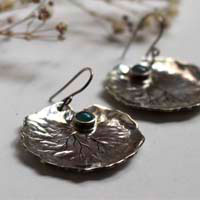 Feuilles de nénuphar, boucles d’oreilles résilience et transformation en argent et calcédoine
