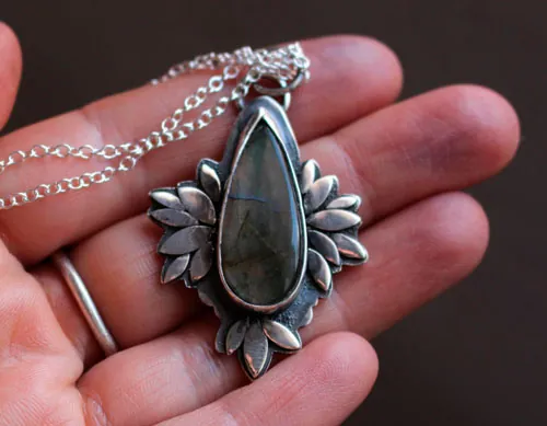 Fleur bohème, collier fleur bleue en argent et labradorite
