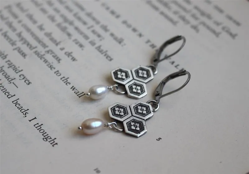 Fleur de châtaigne d’eau, boucles d’oreilles japonaises en argent et perle