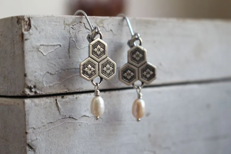Fleur de châtaigne d’eau, boucles d’oreilles japonaises en argent et perle
