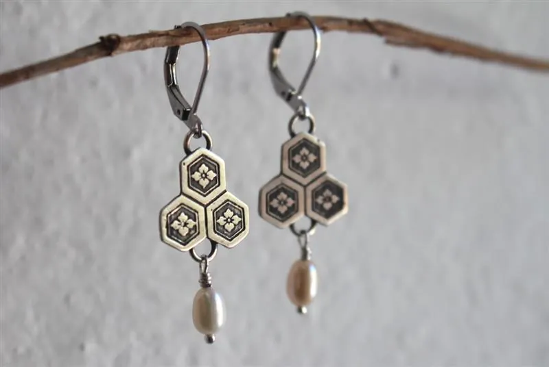 Fleur de châtaigne d’eau, boucles d’oreilles japonaises en argent et perle