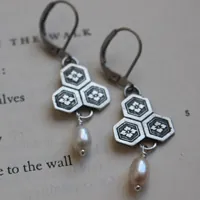 Fleur de châtaigne d’eau, boucles d’oreilles japonaises en argent et perle
