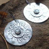 Fleur de nacre, boucles d’oreilles mandala argent et nacre