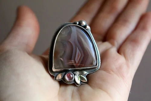 Fleur de nuit, bague poésie nocturne en argent, agate Botswana et zircon rose