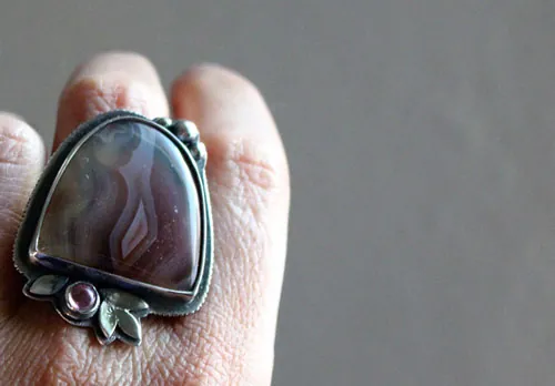 Fleur de nuit, bague poésie nocturne en argent, agate Botswana et zircon rose