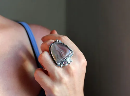 Fleur de nuit, bague poésie nocturne en argent, agate Botswana et zircon rose