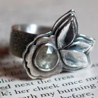 Fleurir sous l’univers, bague fleur et pétales en argent et saphir transparent