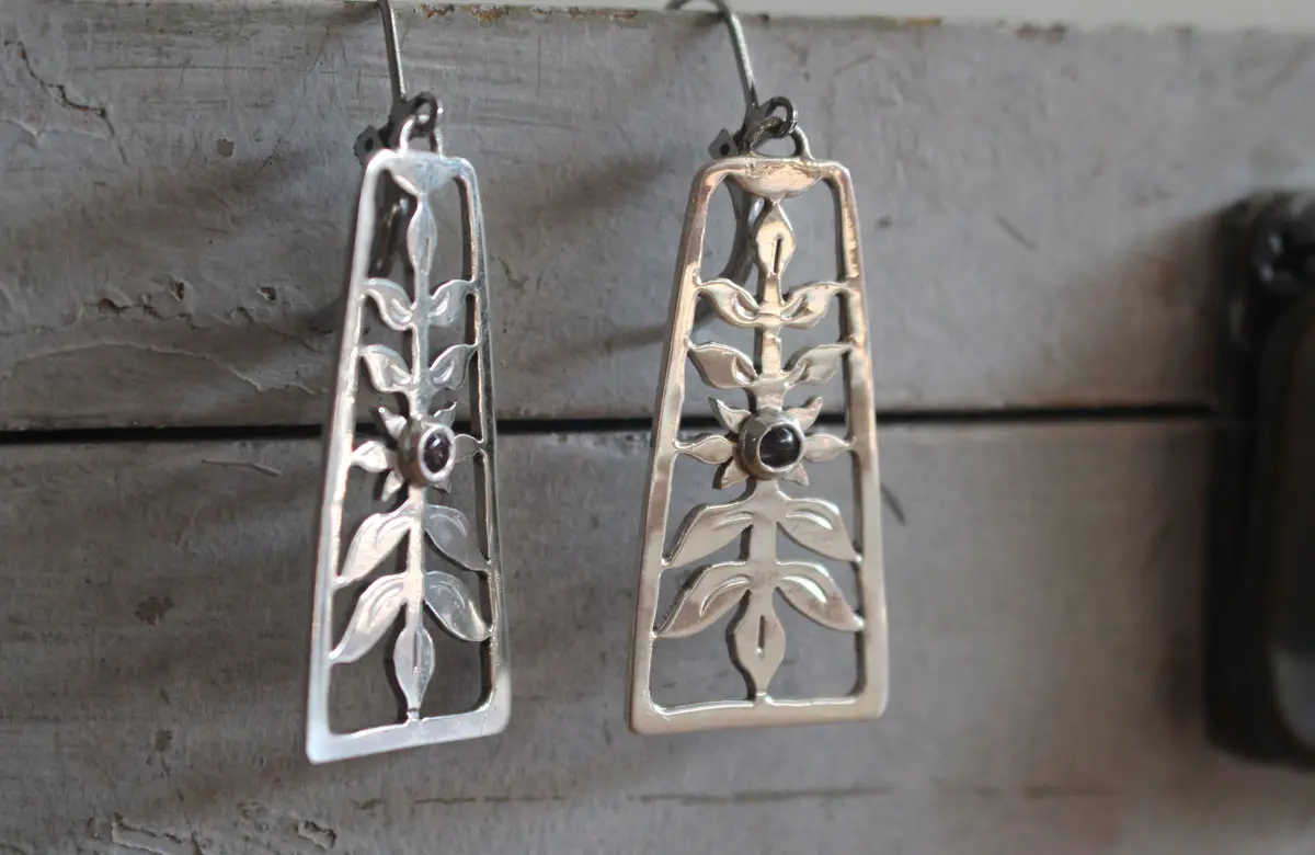 Fleurissement, boucles d’oreilles arbuste floral du printemps en argent et alexandrite