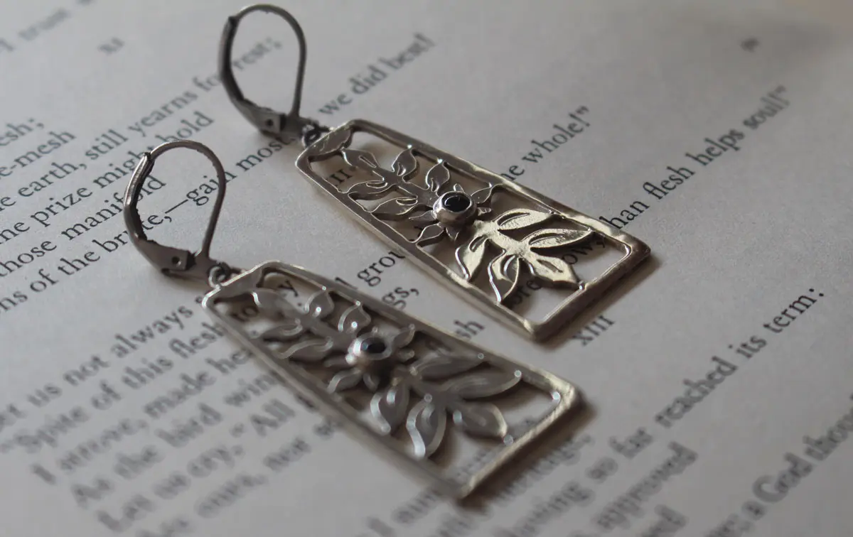 Fleurissement, boucles d’oreilles arbuste floral du printemps en argent et alexandrite
