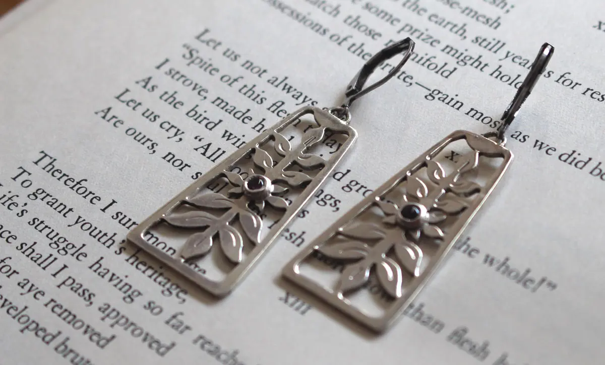 Fleurissement, boucles d’oreilles arbuste floral du printemps en argent et alexandrite