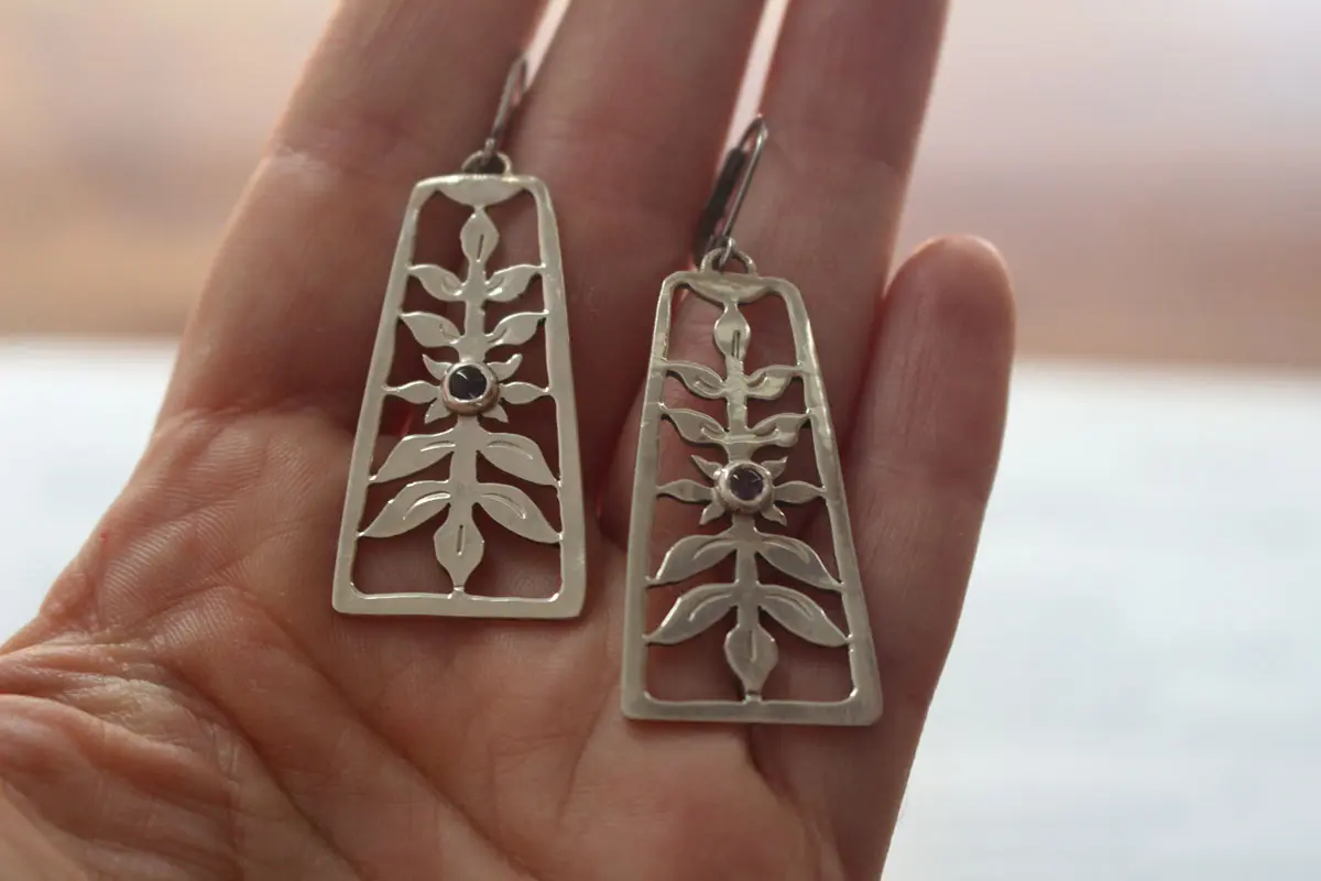 Fleurissement, boucles d’oreilles arbuste floral du printemps en argent et alexandrite