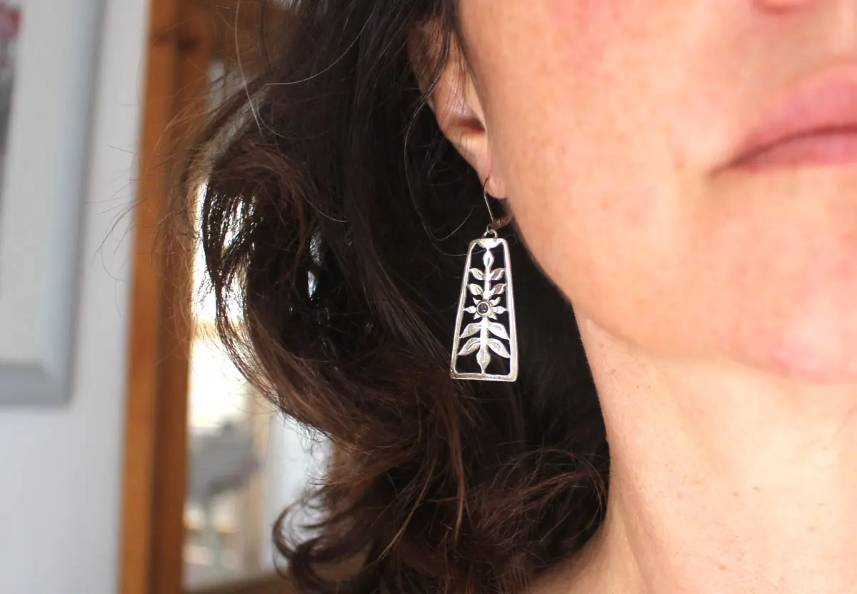 Fleurissement, boucles d’oreilles arbuste floral du printemps en argent et alexandrite