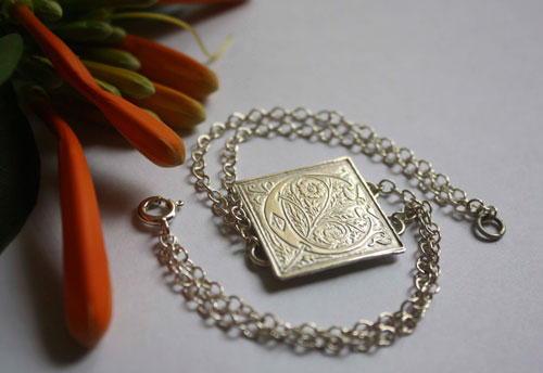 Fleuron, bracelet initiale enluminure médiévale en argent