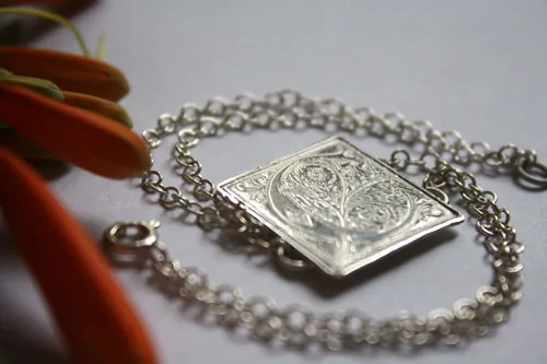 Fleuron, bracelet initiale enluminure médiévale en argent