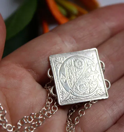 Fleuron, bracelet initiale enluminure médiévale en argent