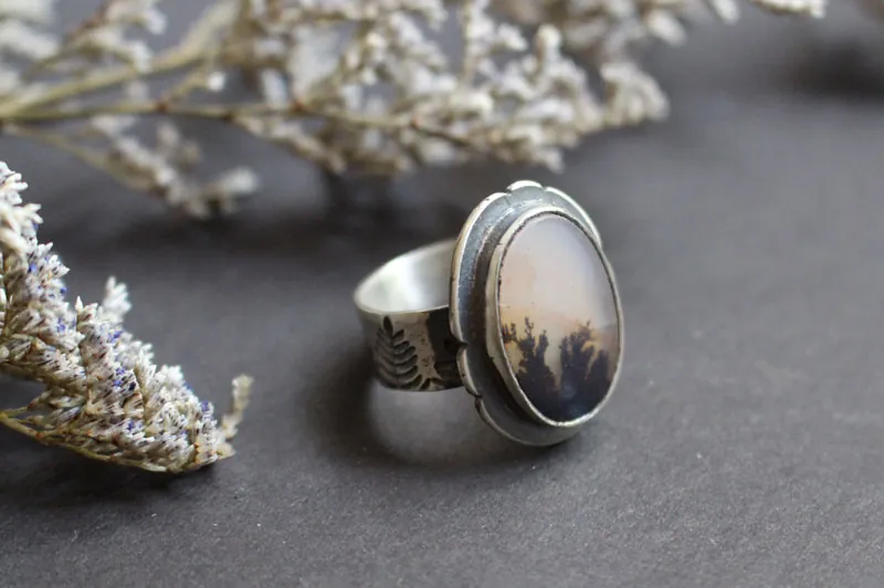 Fleurs au crépuscule, bague paysage d’ombre en argent et agate dendritique