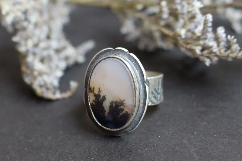 Fleurs au crépuscule, bague paysage d’ombre en argent et agate dendritique