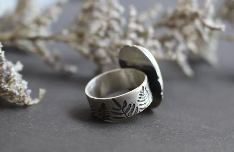 Fleurs au crépuscule, bague paysage d’ombre en argent et agate dendritique