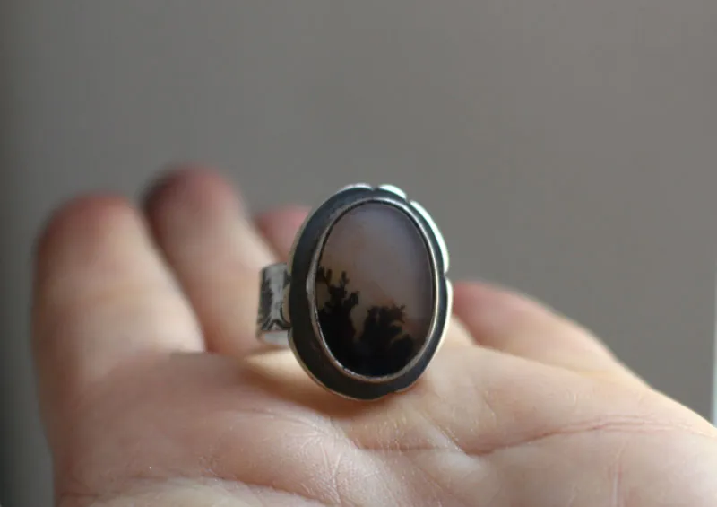 Fleurs au crépuscule, bague paysage d’ombre en argent et agate dendritique