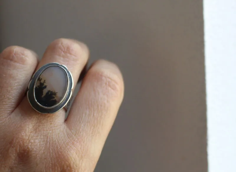 Fleurs au crépuscule, bague paysage d’ombre en argent et agate dendritique