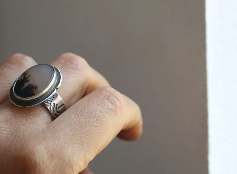 Fleurs au crépuscule, bague paysage d’ombre en argent et agate dendritique