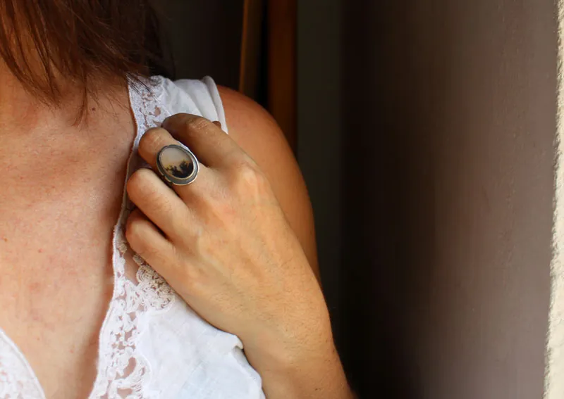 Fleurs au crépuscule, bague paysage d’ombre en argent et agate dendritique
