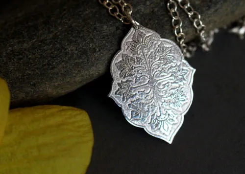 Flore, collier fleur médiévale en argent