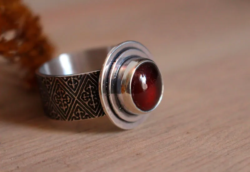 Foi, bague fleur de lys médiévale en argent et grenat