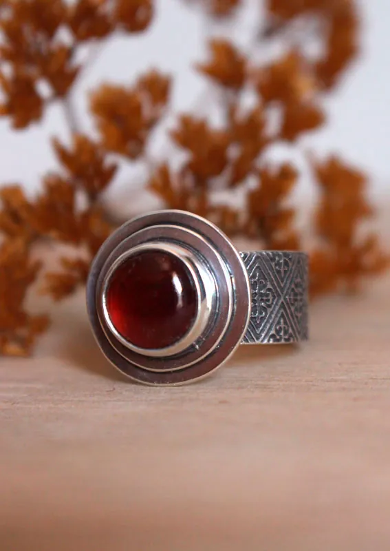 Foi, bague fleur de lys médiévale en argent et grenat