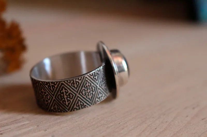 Foi, bague fleur de lys médiévale en argent et grenat