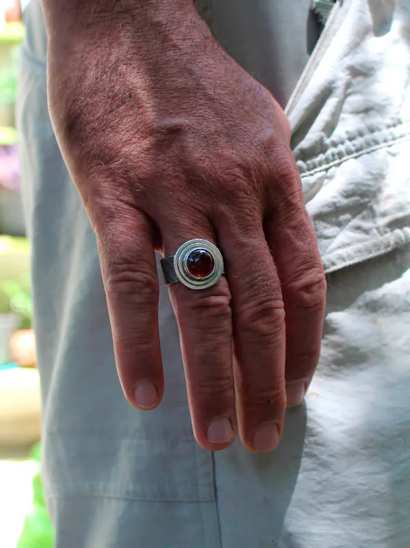 Foi, bague fleur de lys médiévale en argent et grenat