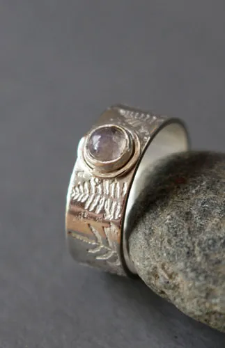 Fougère d’argent, bague légende maori en argent et labradorite blanche