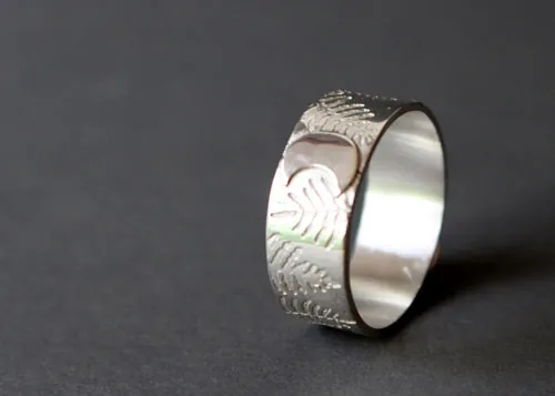 Fougère d’argent, bague légende maori en argent et labradorite blanche