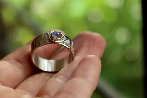 Fougère d’argent, bague légende maori en argent et labradorite blanche