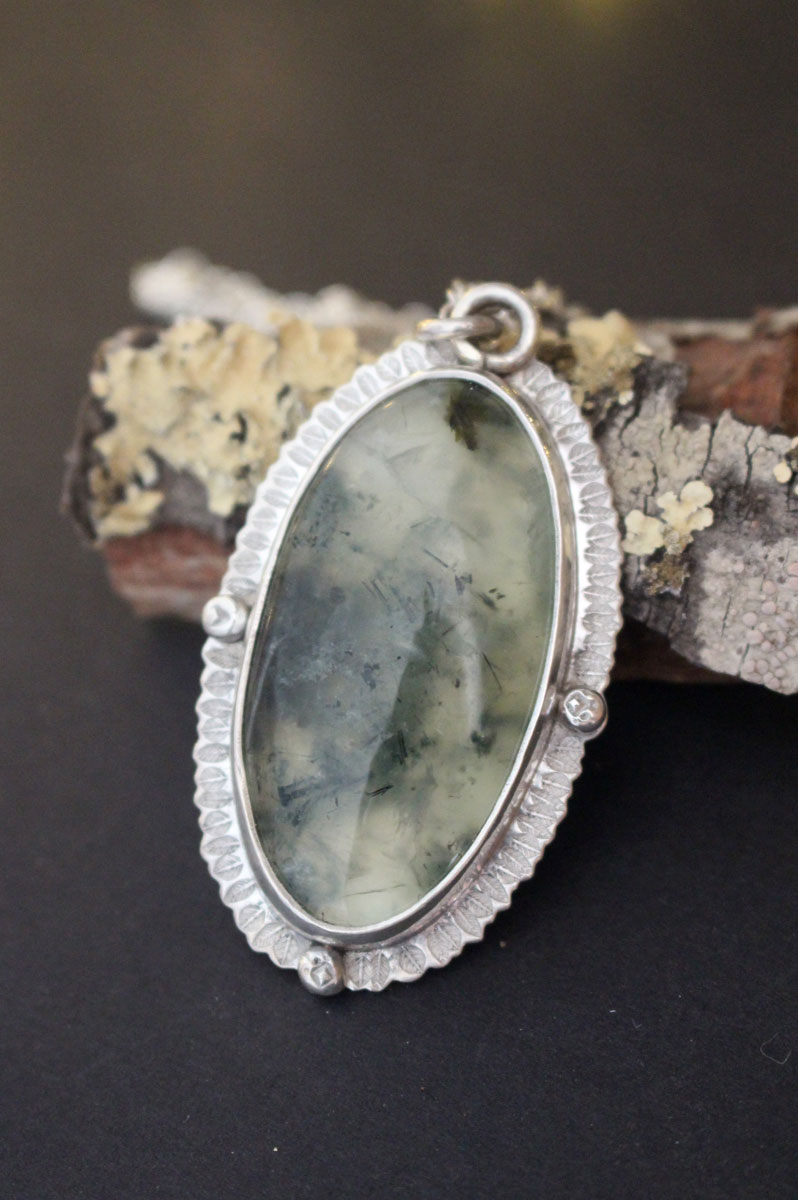 Fragment de mousse, collier victorien en argent et prehnite