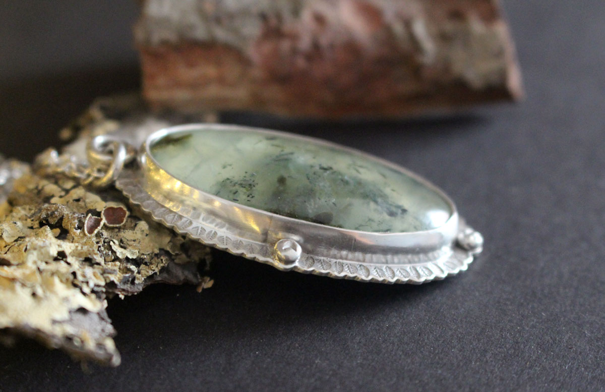Fragment de mousse, collier victorien en argent et prehnite