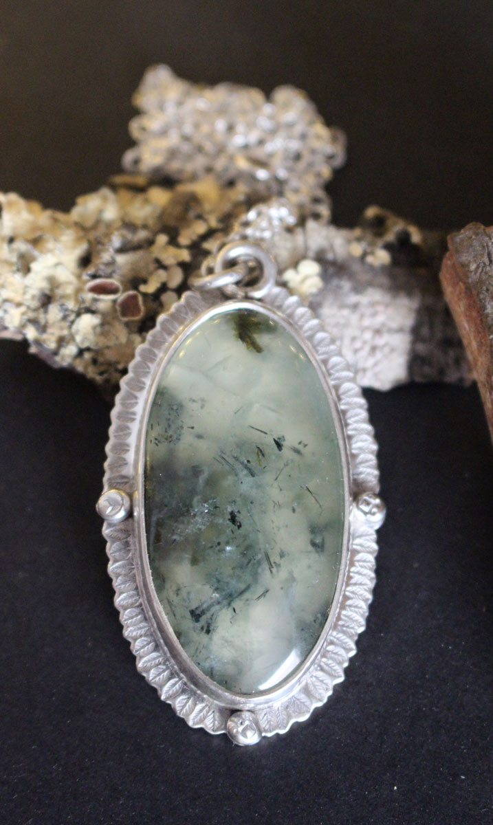 Fragment de mousse, collier victorien en argent et prehnite
