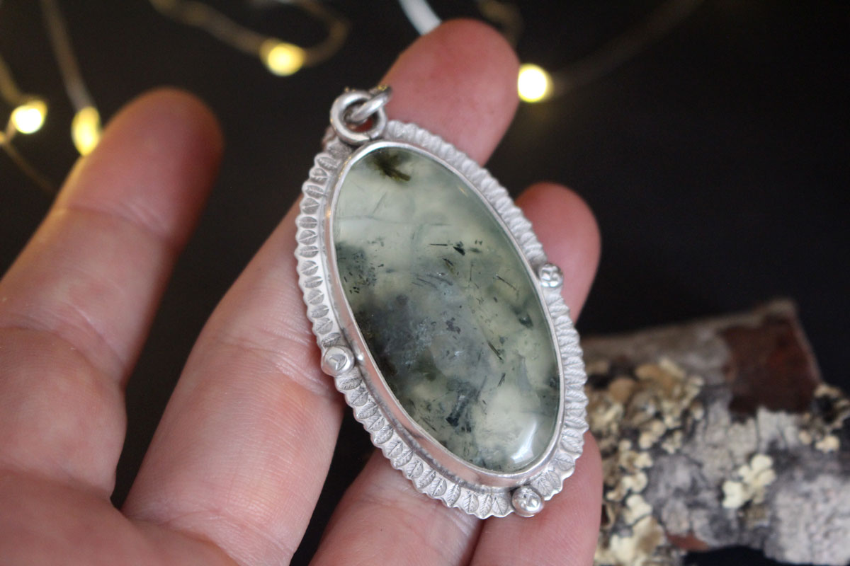 Fragment de mousse, collier victorien en argent et prehnite