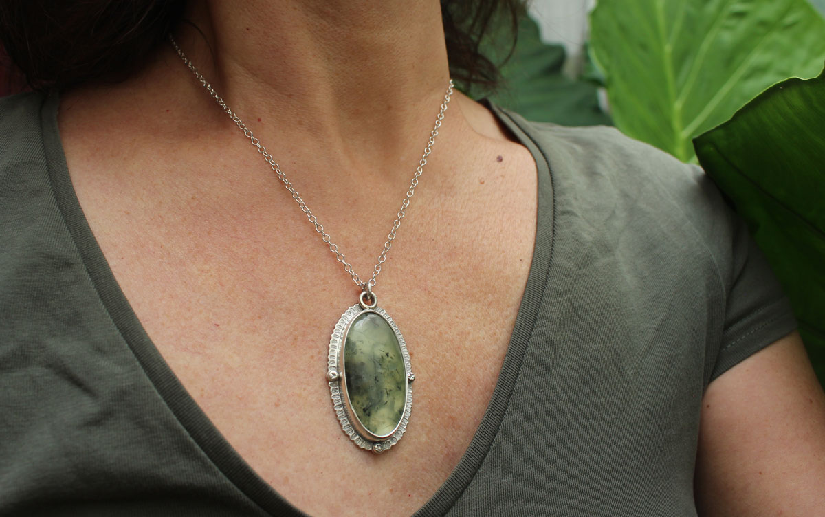 Fragment de mousse, collier victorien en argent et prehnite