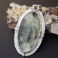 Fragment de mousse, collier victorien en argent et prehnite
