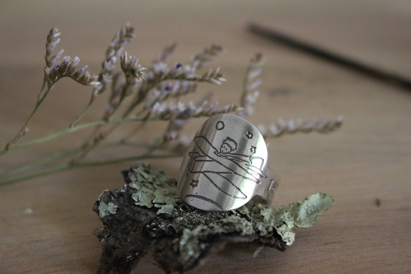 Fais de ta vie un rêve et d’un rêve une réalité, bague l’avion du petit prince en argent